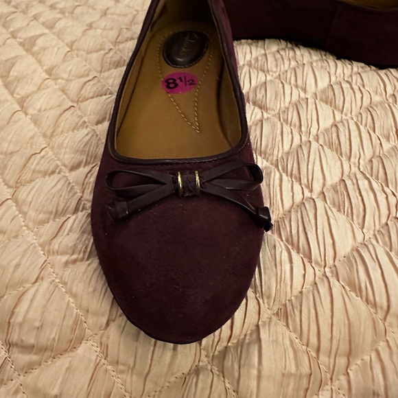 Clark’s “Charlie” Purple Suede Flats - Picture 2 of 6